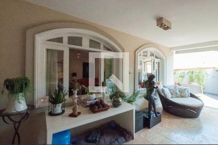 Casa à venda com 493m², 4 quartos e 4 vagas Casa à venda com 493m², 4 quartos e 4 vagasVaranda da Sala