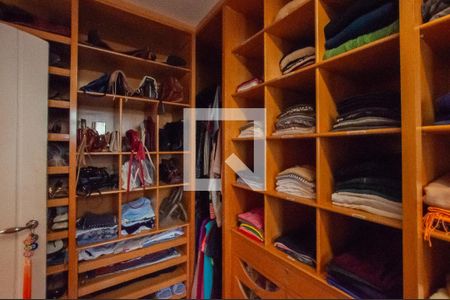 Casa à venda com 493m², 4 quartos e 4 vagas Casa à venda com 493m², 4 quartos e 4 vagasCloset da suíte 3