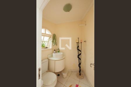 Casa à venda com 493m², 4 quartos e 4 vagas Casa à venda com 493m², 4 quartos e 4 vagasBanheiro de serviço 2