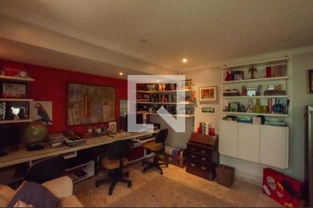 Casa à venda com 493m², 4 quartos e 4 vagas Casa à venda com 493m², 4 quartos e 4 vagasEscritório