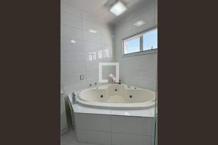 Casa de condomínio à venda com 351m², 3 quartos e 4 vagasBanheiro da Suíte 1