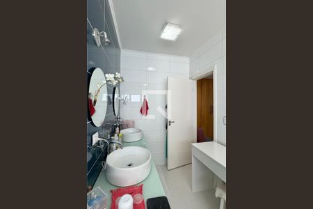 Casa de condomínio à venda com 351m², 3 quartos e 4 vagasBanheiro da Suíte 1