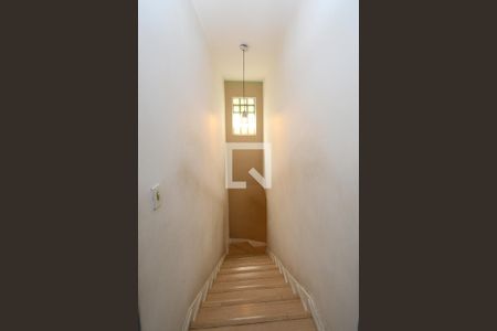 Casa à venda com 195m², 3 quartos e 4 vagasEscada