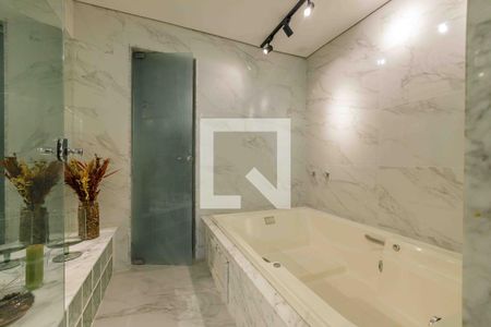 Apartamento à venda com 365m², 4 quartos e 3 vagasBanheiro da Suíte 2