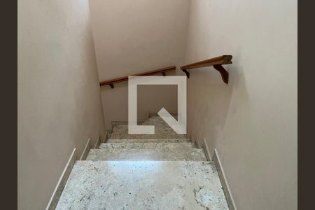 Casa à venda com 200m², 4 quartos e 2 vagasEscada