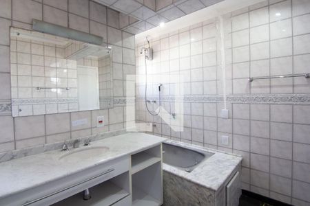 Apartamento à venda com 222m², 3 quartos e 4 vagasBanheiro da Suíte 1