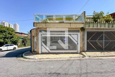 Casa à venda com 130m², 2 quartos e 3 vagas Casa à venda com 130m², 2 quartos e 3 vagasFachada