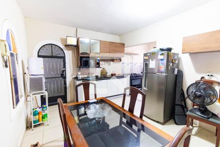 Casa à venda com 200m², 3 quartos e 5 vagas Casa à venda com 200m², 3 quartos e 5 vagasCozinha