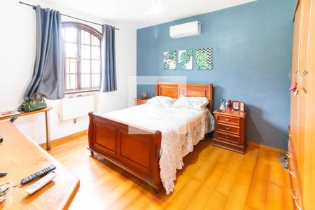 Casa à venda com 200m², 3 quartos e 5 vagas Casa à venda com 200m², 3 quartos e 5 vagasSuíte