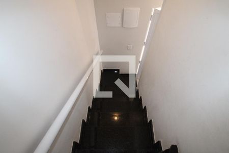 Casa de condomínio à venda com 54m², 2 quartos e 1 vagaEscada