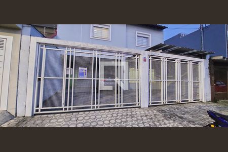 Casa à venda com 273m², 4 quartos e 4 vagas Casa à venda com 273m², 4 quartos e 4 vagasFachada