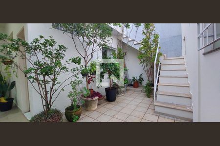 Casa à venda com 273m², 4 quartos e 4 vagas Casa à venda com 273m², 4 quartos e 4 vagasEscada externa