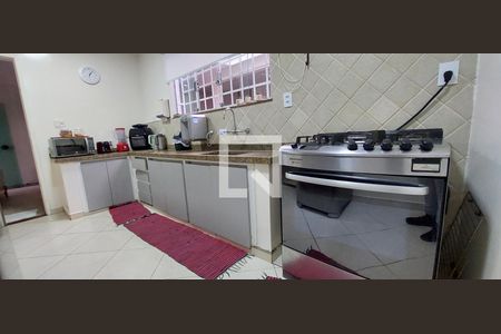 Casa à venda com 273m², 4 quartos e 4 vagas Casa à venda com 273m², 4 quartos e 4 vagasCozinha