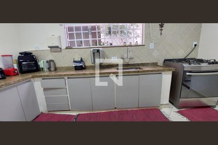 Casa à venda com 273m², 4 quartos e 4 vagas Casa à venda com 273m², 4 quartos e 4 vagasCozinha