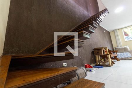 Casa à venda com 256m², 4 quartos e 6 vagas Casa à venda com 256m², 4 quartos e 6 vagasEscada