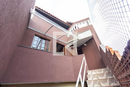 Casa à venda com 256m², 4 quartos e 6 vagas Casa à venda com 256m², 4 quartos e 6 vagasEscada