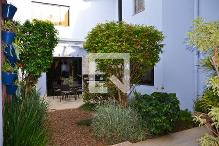 Casa à venda com 332m², 3 quartos e 4 vagas Casa à venda com 332m², 3 quartos e 4 vagasQuintal