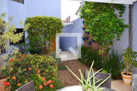 Casa à venda com 332m², 3 quartos e 4 vagas Casa à venda com 332m², 3 quartos e 4 vagasQuintal