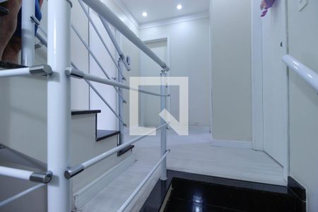 Casa de condomínio à venda com 136m², 3 quartos e 2 vagas Casa de condomínio à venda com 136m², 3 quartos e 2 vagasEscada