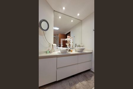 Apartamento à venda com 170m², 2 quartos e 3 vagas Apartamento à venda com 170m², 2 quartos e 3 vagasBanheiro da suíte 2