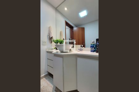 Apartamento à venda com 170m², 2 quartos e 3 vagas Apartamento à venda com 170m², 2 quartos e 3 vagasBanheiro da suíte