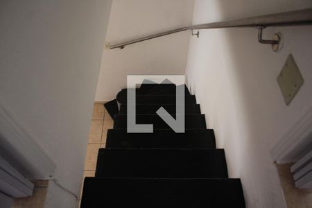Escada de casa para alugar com 2 quartos, 64m² em Vila Oratório, São Paulo