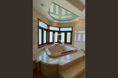 Casa de condomínio à venda com 975m², 4 quartos e 8 vagasBanheiro da Suíte 2