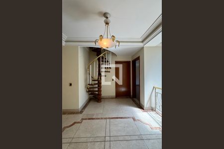 Casa de condomínio à venda com 975m², 4 quartos e 8 vagasEscada