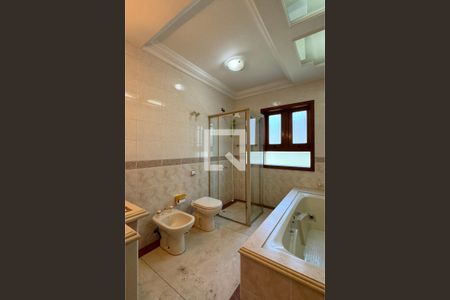 Casa de condomínio à venda com 975m², 4 quartos e 8 vagasBanheiro da Suíte 1