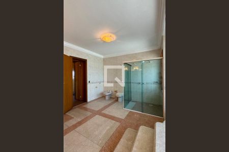 Casa de condomínio à venda com 975m², 4 quartos e 8 vagasBanheiro da Suíte 2