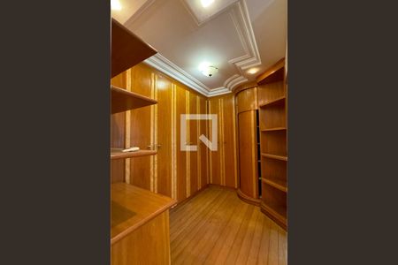 Casa de condomínio à venda com 975m², 4 quartos e 8 vagasCloset da suíte 1