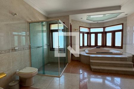 Casa de condomínio à venda com 975m², 4 quartos e 8 vagasBanheiro da Suíte 2