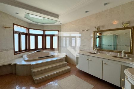 Casa de condomínio à venda com 975m², 4 quartos e 8 vagasBanheiro da Suíte 2