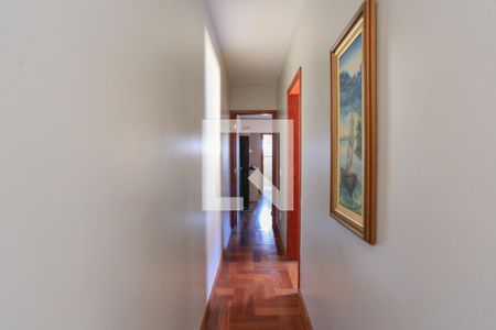 Casa à venda com 246m², 4 quartos e 4 vagas Casa à venda com 246m², 4 quartos e 4 vagasCorredor