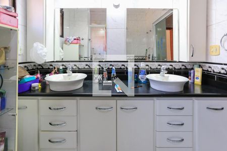 Casa à venda com 246m², 4 quartos e 4 vagas Casa à venda com 246m², 4 quartos e 4 vagasBanheiro Social