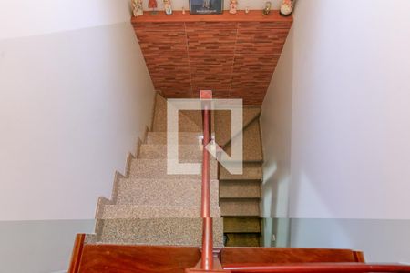 Casa à venda com 246m², 4 quartos e 4 vagas Casa à venda com 246m², 4 quartos e 4 vagasEscada