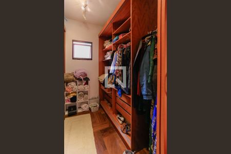 Casa à venda com 246m², 4 quartos e 4 vagas Casa à venda com 246m², 4 quartos e 4 vagasCloset