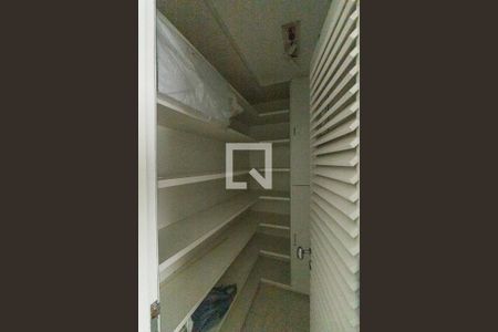 Apartamento à venda com 241m², 3 quartos e 3 vagas Apartamento à venda com 241m², 3 quartos e 3 vagasDespensa