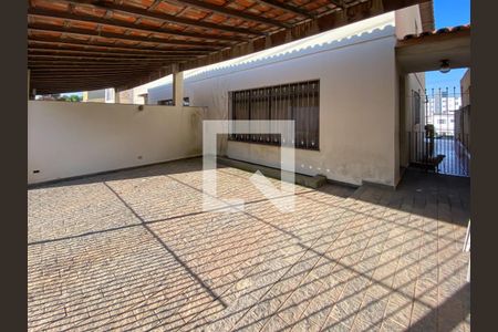Casa à venda com 330m², 3 quartos e 2 vagas Casa à venda com 330m², 3 quartos e 2 vagasÁrea externa