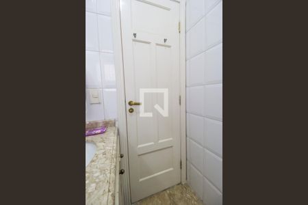 Casa de condomínio à venda com 400m², 5 quartos e 4 vagas Casa de condomínio à venda com 400m², 5 quartos e 4 vagasBanheiro de serviço