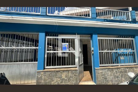 Casa à venda com 240m², 3 quartos e 3 vagas Casa à venda com 240m², 3 quartos e 3 vagasFachada