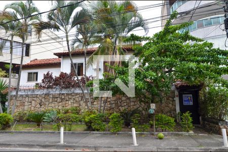 Casa à venda com 500m², 7 quartos e 6 vagas Casa à venda com 500m², 7 quartos e 6 vagasFachada
