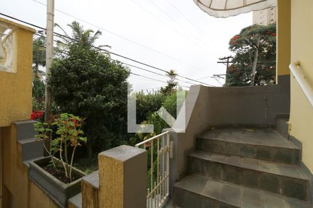 Casa à venda com 248m², 5 quartos e 4 vagasEscada da entrada