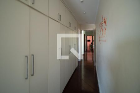 Casa à venda com 341m², 3 quartos e 5 vagasCorredor com armários