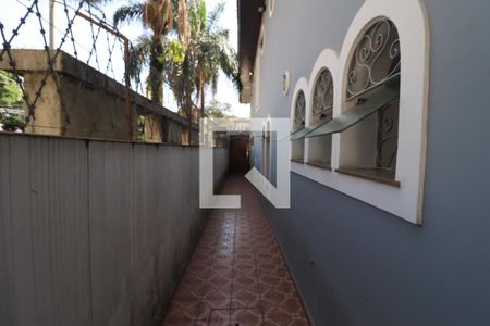 Casa à venda com 240m², 3 quartos e 2 vagasCorredor