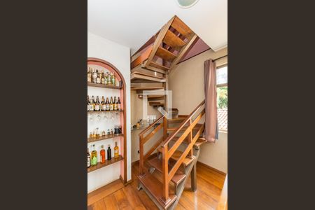 Apartamento à venda com 200m², 4 quartos e 2 vagas Apartamento à venda com 200m², 4 quartos e 2 vagasEscada