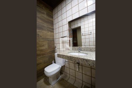 Casa de condomínio para alugar com 240m², 4 quartos e 2 vagas Casa de condomínio para alugar com 240m², 4 quartos e 2 vagasBanheiro da suíte 1