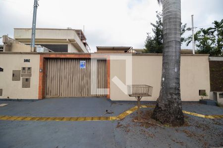 Casa de condomínio para alugar com 240m², 4 quartos e 2 vagas Casa de condomínio para alugar com 240m², 4 quartos e 2 vagasFachada