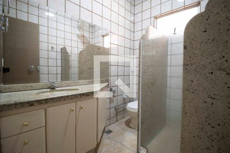 Casa de condomínio para alugar com 240m², 4 quartos e 2 vagas Casa de condomínio para alugar com 240m², 4 quartos e 2 vagasBanheiro da suíte 2