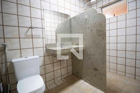 Casa de condomínio para alugar com 240m², 4 quartos e 2 vagas Casa de condomínio para alugar com 240m², 4 quartos e 2 vagasBanheiro da suíte 1